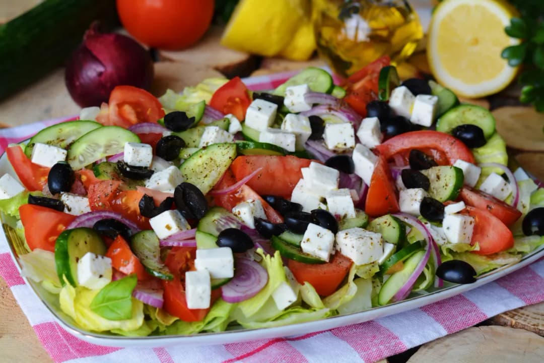 Sałatka grecka jak zrobić – prosty przepis na świeżą i smaczną sałatkę
