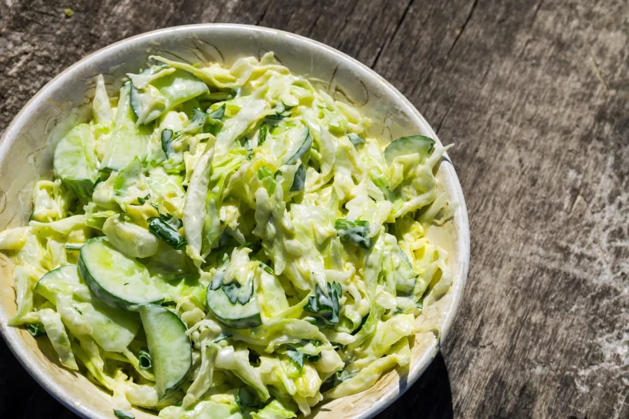Jaką sałatkę zrobić z kapusty pekińskiej? Pyszne przepisy na każdą okazję