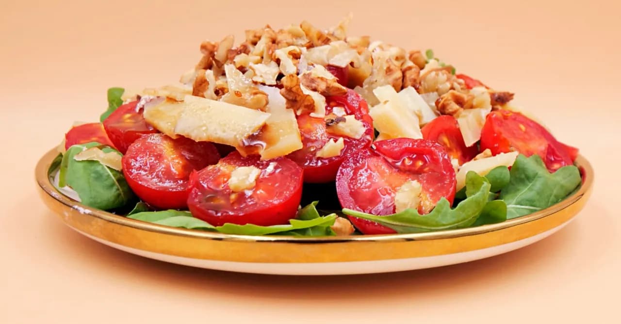 Prosta sałatka z rukoli, która zachwyci smakiem i świeżością