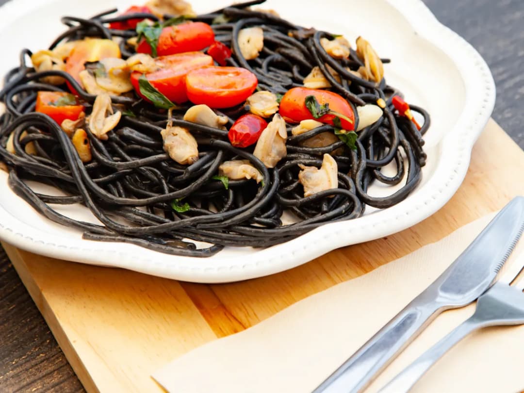 Czarne spaghetti: tajemnice, przepisy i smakowite połączenia z owocami morza