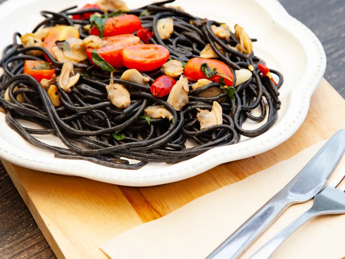 Czarne spaghetti: tajemnice, przepisy i smakowite połączenia z owocami morza