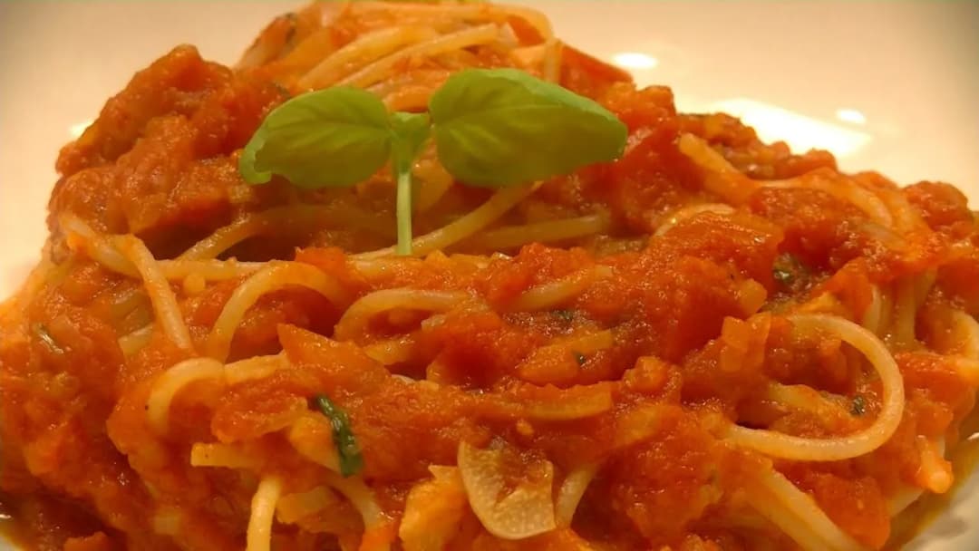 Szybkie spaghetti z przecierem pomidorowym - prosty przepis na obiad