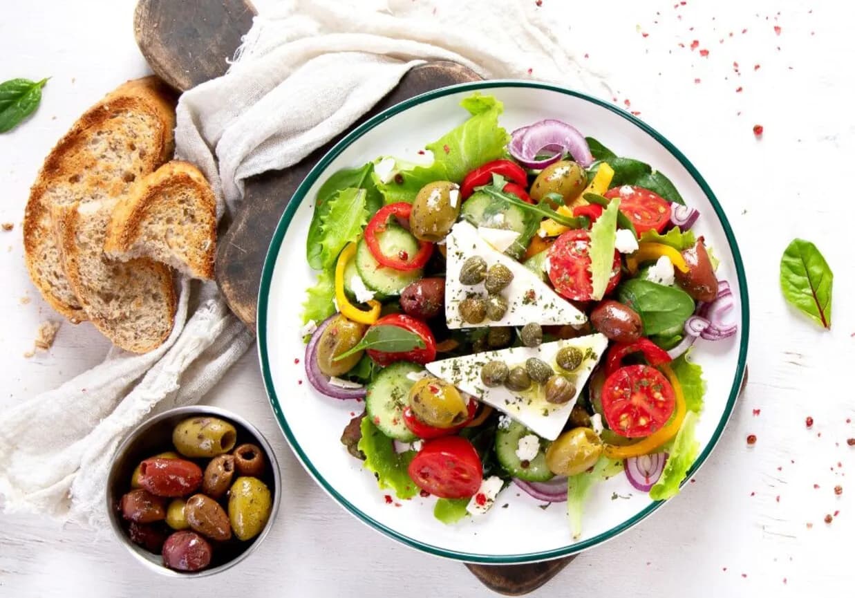 Jakie zioła do sałatki greckiej? Oto sekrety smaku, które musisz znać