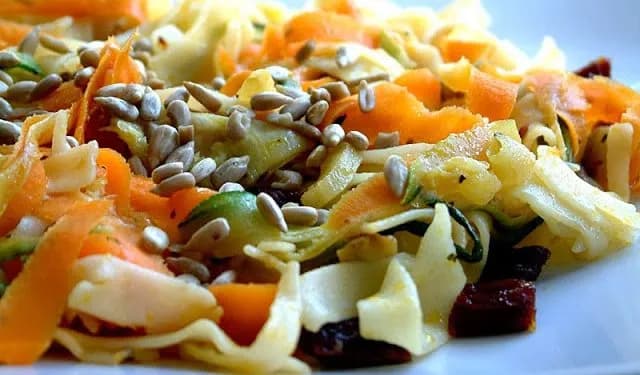 Czy sałatka jarzynowa jest zdrowa? Odkryj jej ukryte korzyści i pułapki