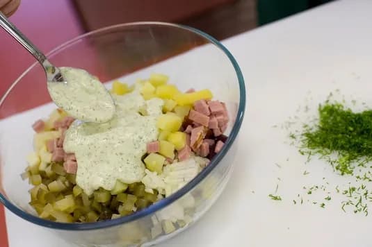 Sałatka szwedzka przepis jak zrobić - łatwy sposób na pyszne danie