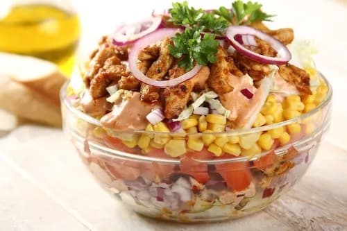 Jak się robi sałatkę z gyrosa, która zachwyci Twoich gości?