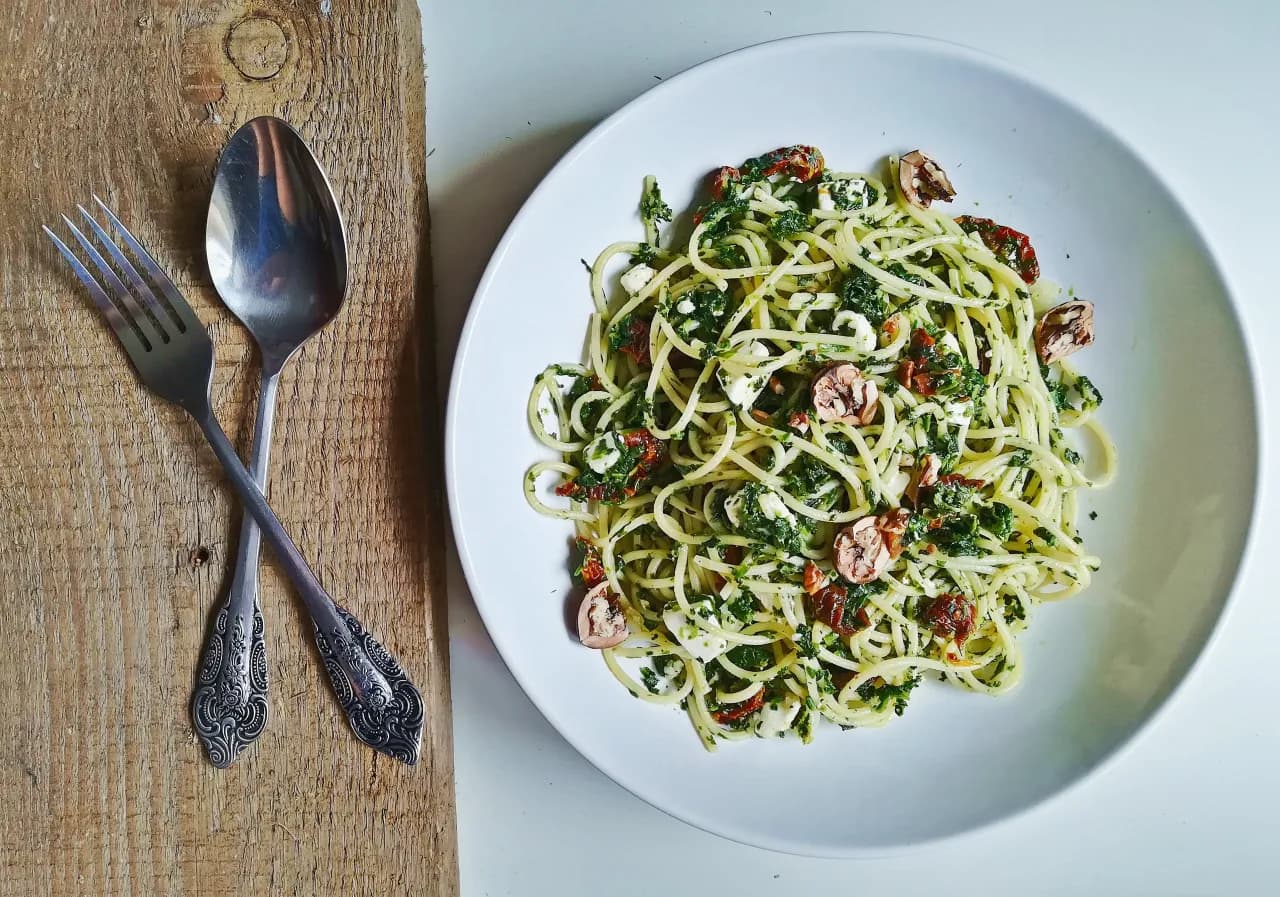 Szybkie i smaczne spaghetti ze szpinakiem i fetą w 30 minut