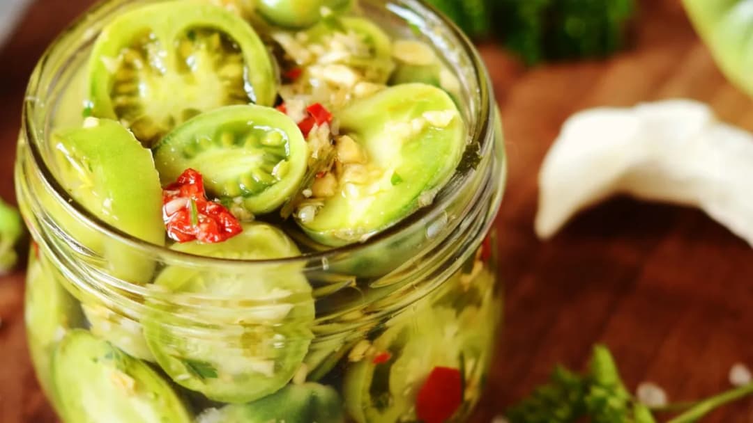 Jak zrobić sałatkę z zielonych pomidorów - prosty przepis na zimę