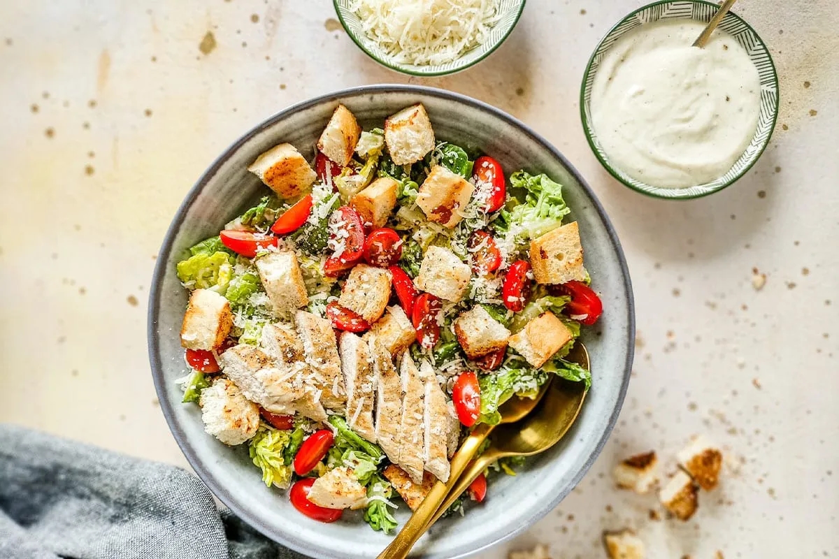 Czy sałatka Cezar jest zdrowa? Odkryj ukryte kalorie i ryzyka