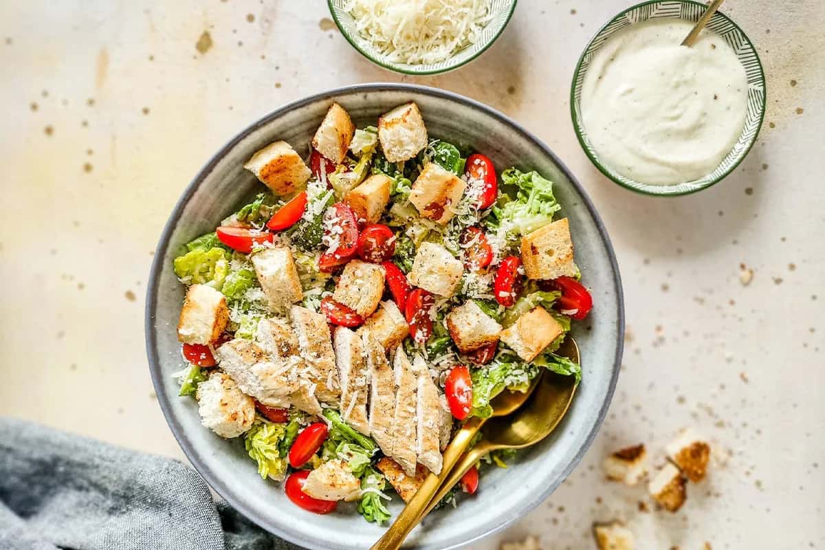 Czy sałatka Cezar jest zdrowa? Odkryj ukryte kalorie i ryzyka