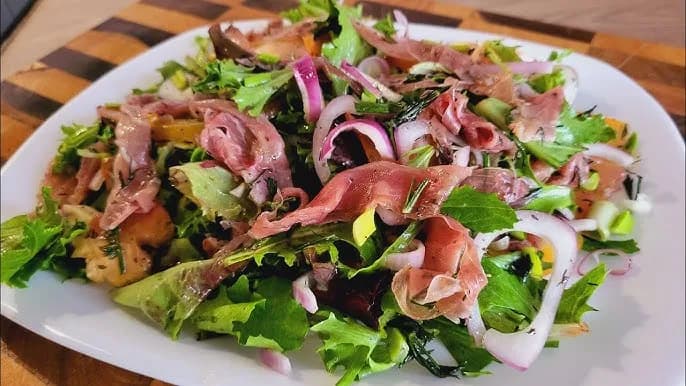 Jaką szynkę do sałatki wybrać, by uniknąć mdłego smaku?
