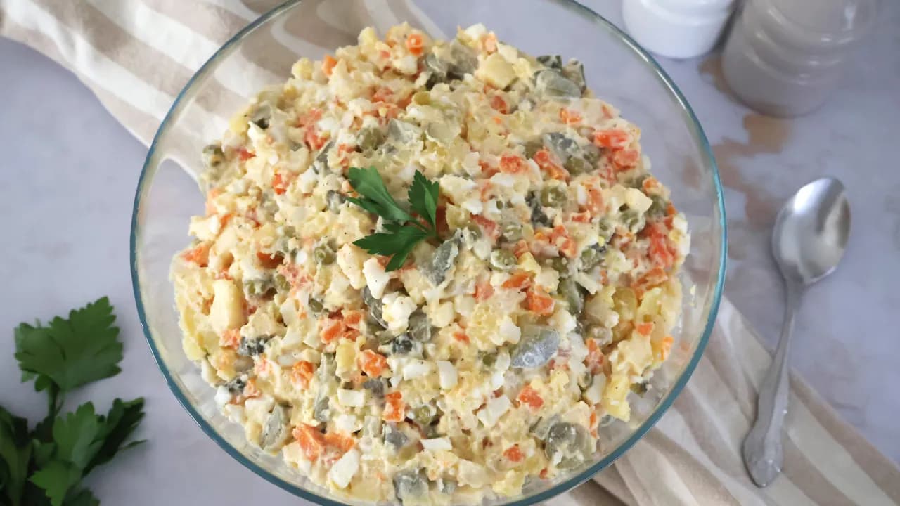 Jak zrobić sałatkę jarzynową – łatwy przepis na pyszne danie na każdą okazję