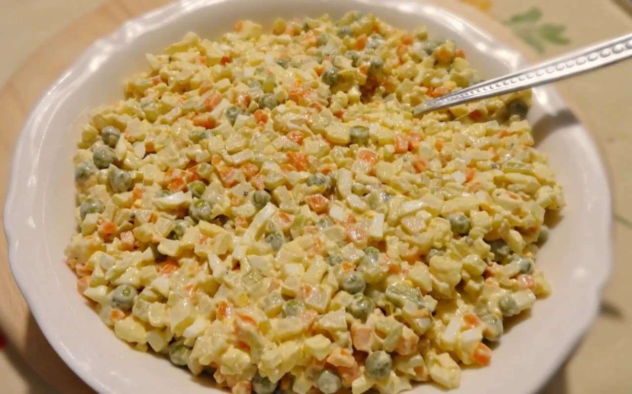 Sałatka jarzynowa skąd pochodzi? Odkryj jej fascynującą historię