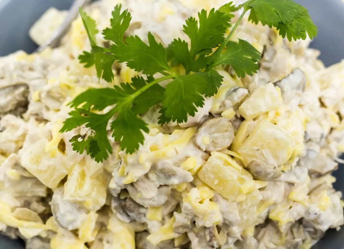 Jak zrobić sałatkę z pieczarek, która zaskoczy Twoich gości smakiem