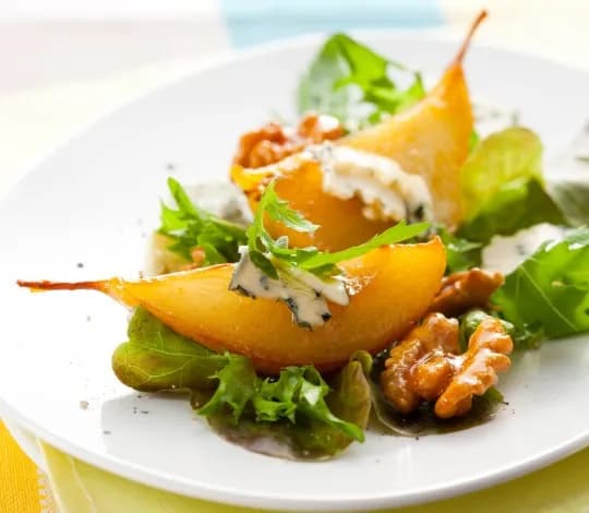 Jak skarmelizować gruszkę do sałatki – prosty sposób na pyszny dodatek