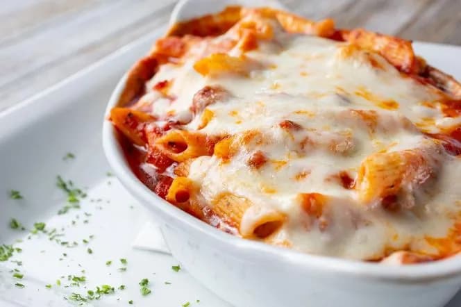 Pyszna zapiekanka z makaronem penne i kurczakiem na rodzinny obiad