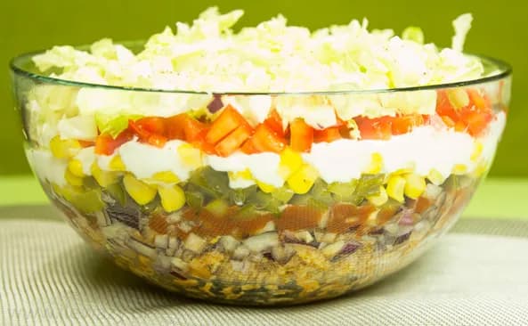 Ile kalorii ma sałatka gyros? Sprawdź, co wpływa na kaloryczność