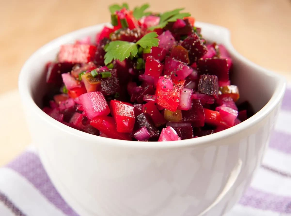 Co dodać do sałatki jarzynowej, by zaskoczyć gości smakiem?