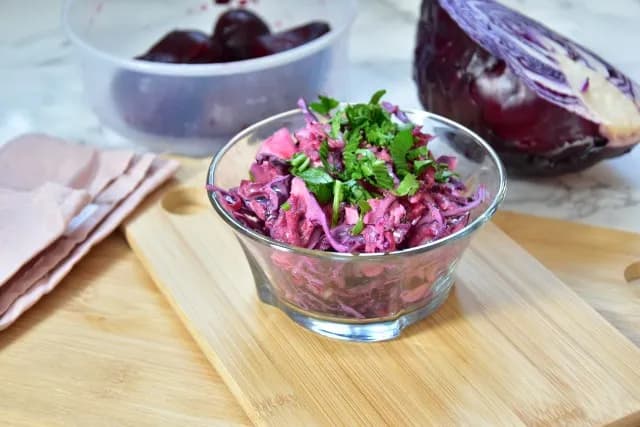 Jak zrobić sałatkę z czerwonej kapusty – łatwy przepis na zdrową surówkę