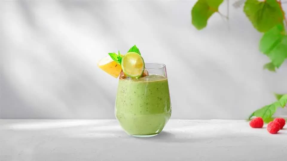 Zdrowy koktajl że szpinakiem i bananem, który pokochasz na śniadanie